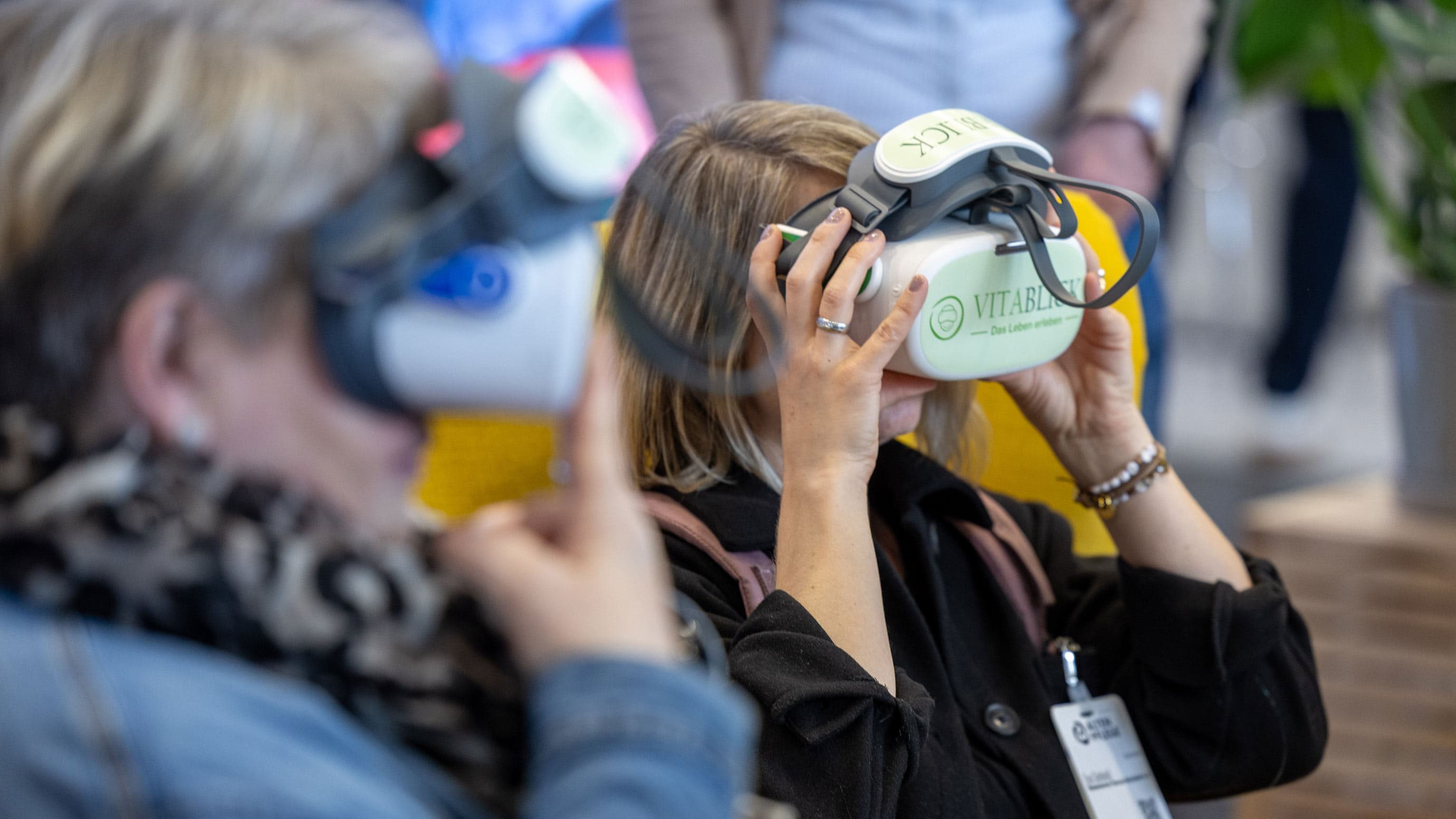 Frauen probieren virtuelle Brillen aus